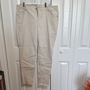 Elegant Women's Straight Leg Jeans in Cream